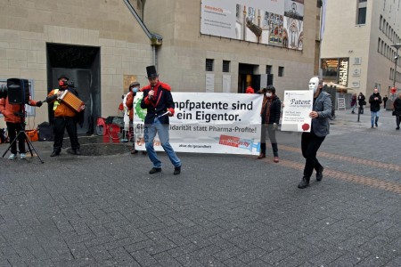 Kundgebung und Performance vor der Antoniterkirche Köln für die Freigabe von Impfpatenten. <i>Bild 61460 Bronisz</i><br><a href=/email-download/?bld=61460><strong>DirektDownload</strong></a>