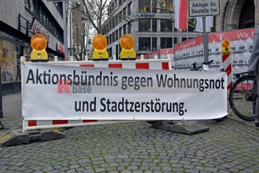 Demo gegen Obdachlosigkeit vor dem Gürzenich in Köln. <i>Bild  61513 Bronisz</i><br><a href=/confor2/?bld=61513&pst=61512&aid=124>Anfrage <strong>Download</strong></a>
