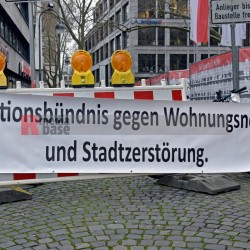 Demo gegen Obdachlosigkeit vor dem Gürzenich in Köln. <i>Bild 61513 Bronisz</i><br><a href=/confor2/?bld=61513&pst=61512&aid=124>Download (Anfrage)</a>  /  <a href=/?page_id=61512#jig2>zur Galerie</a>