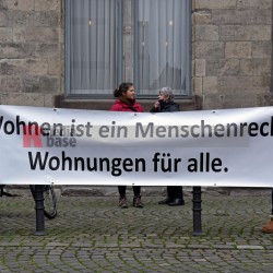 Demo gegen Obdachlosigkeit vor dem Gürzenich in Köln. <i>Bild 61516 Bronisz</i><br><a href=/confor2/?bld=61516&pst=61512&aid=124>Download (Anfrage)</a>  /  <a href=/?page_id=61512#jig2>zur Galerie</a>