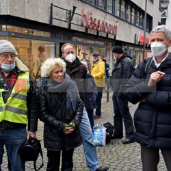 Demo gegen Obdachlosigkeit vor dem Gürzenich in Köln. <i>Bild 61521 Bronisz</i><br><a href=/confor2/?bld=61521&pst=61512&aid=124>Download (Anfrage)</a>  /  <a href=/?page_id=61512#jig2>zur Galerie</a>