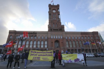 volksentscheid jetzt umsetzen - deutsche wohnen enteignen | Rudi Denner/R-mediabase / R-mediabase | <a href=/confor2/?bld=62319&t=d&pst=62313&aid=86&dc=0000&i1=Rudi%20Denner/R-mediabase%20/%20R-mediabase><strong>Download Bild 62319...</strong></a> |