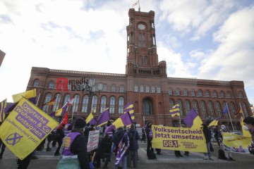volksentscheid jetzt umsetzen - deutsche wohnen enteignen | Rudi Denner/R-mediabase / R-mediabase | <a href=/confor2/?bld=62322&t=d&pst=62313&aid=86&dc=0000&i1=Rudi%20Denner/R-mediabase%20/%20R-mediabase><strong>Download Bild 62322...</strong></a> |