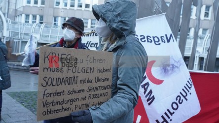Friedenskundgebung gegen die aktuellen Kriegsaktionen  Rußlands <i>Bild  62615 jovofoto</i> / <a href=/confor2/?bld=62615&pst=62605&aid=23><strong>Anfrage</strong> zu Bild</a> / 