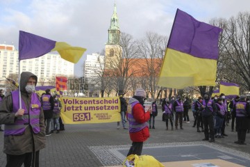 volksentscheid jetzt umsetzen - deutsche wohnen enteignen | Rudi Denner/R-mediabase / R-mediabase | <a href=/confor2/?bld=62334&t=d&pst=62313&aid=86&dc=0000&i1=Rudi%20Denner/R-mediabase%20/%20R-mediabase><strong>Download Bild 62334...</strong></a> |