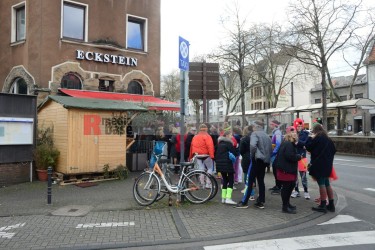 Köln-Klettenberg, Karnevalisten vor dem Eingang einer Partylokalität <i>Bild  62498 Slawiczek</i><br><a href=/confor2/?bld=62498&pst=62493&aid=20>Anfrage <strong>Download</strong></a>