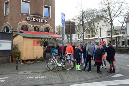 Köln-Klettenberg, Karnevalisten vor dem Eingang einer Partylokalität <i>Bild 62498 Slawiczek</i><br><a href=/email-download/?bld=62498><strong>DirektDownload</strong></a>