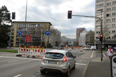 Köln, Rotgerberbach: Zufahrt zum Barbarossaplatz ist abgesperrt <i>Bild  62500 Slawiczek</i><br><a href=/confor2/?bld=62500&pst=62493&aid=20>Anfrage <strong>Download</strong></a>