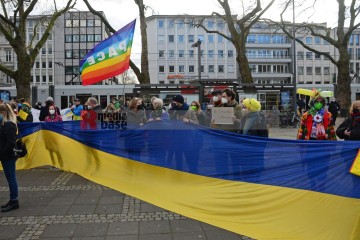 Köln, Neumarkt: Solidaritätskundgebung für die Ukraine <i>Bild 62502 Slawiczek</i><br><a href=/confor2/?bld=62502&pst=62493&aid=20>Download (Anfrage)</a>  /  <a href=/?page_id=62493#jig2>zur Galerie</a>