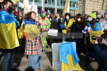 Köln, Neumarkt: Solidaritätskundgebung für die Ukraine <i>Bild 62504 Slawiczek</i><br><a href=/confor2/?bld=62504&pst=62493&aid=20>Download (Anfrage)</a>  /  <a href=/?page_id=62493#jig2>zur Galerie</a>