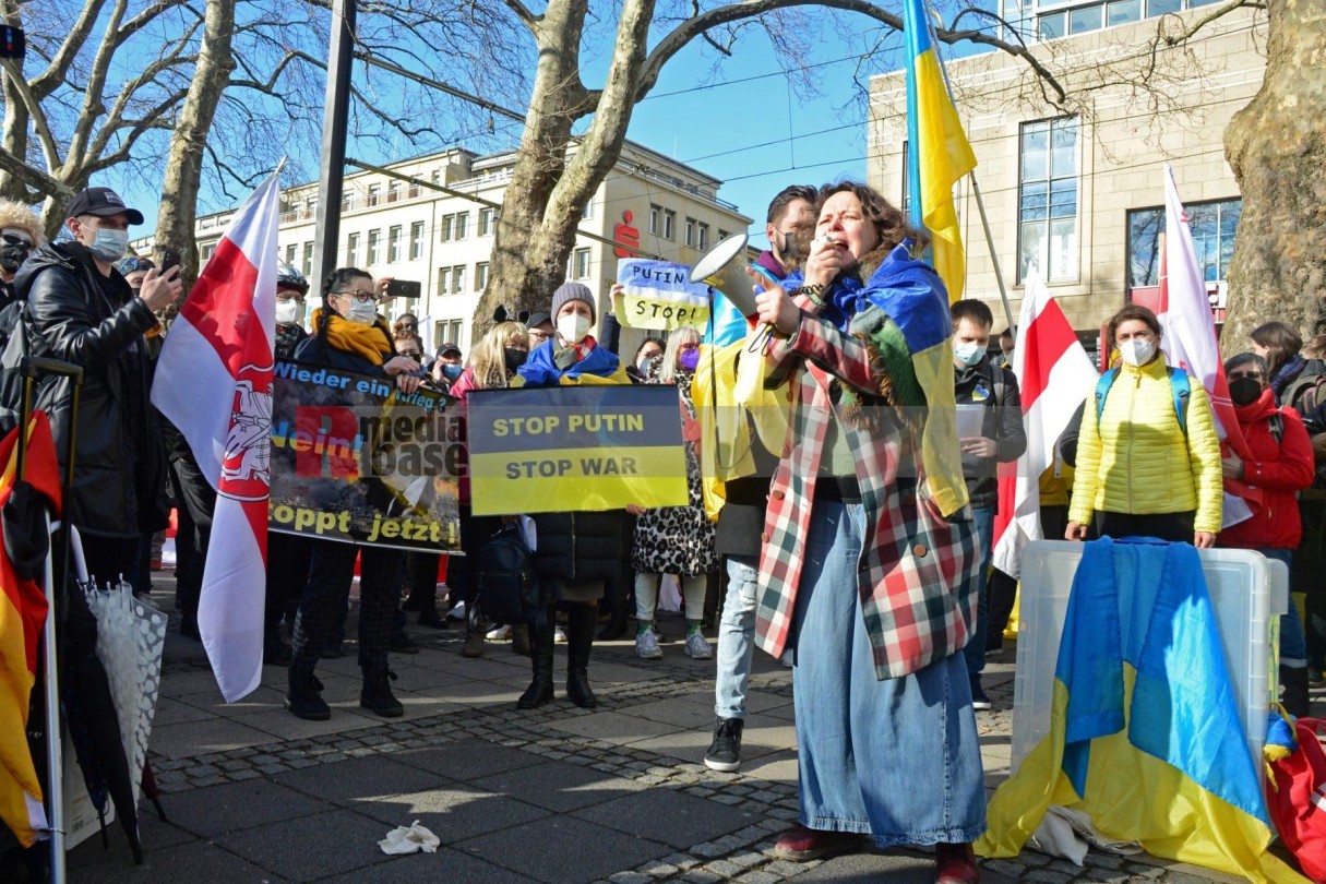 Köln, Neumarkt: Solidaritätskundgebung für die Ukraine <i>Bild  62508 Slawiczek</i><br><a href=/confor2/?bld=62508&pst=62493&aid=20>Anfrage <strong>Download</strong></a>