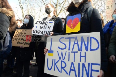 Köln, Neumarkt: Solidaritätskundgebung für die Ukraine <i>Bild  62510 Slawiczek</i><br><a href=/confor2/?bld=62510&pst=62493&aid=20>Anfrage <strong>Download</strong></a>
