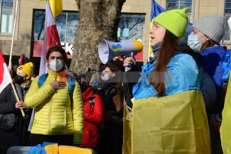 Köln, Neumarkt: Exil-Ukrainerinnen singen ihre Nationalhymne <i>Bild 62511 Slawiczek</i><br><a href=/email-download/?bld=62511><strong>DirektDownload</strong></a>