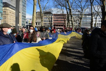Köln, Neumarkt: Solidaritätskundgebung für die Ukraine <i>Bild 62515 Slawiczek</i><br><a href=/confor2/?bld=62515&pst=62493&aid=20>Download (Anfrage)</a>  /  <a href=/?page_id=62493#jig2>zur Galerie</a>