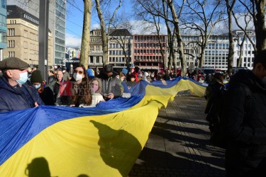 Köln, Neumarkt: Solidaritätskundgebung für die Ukraine <i>Bild  62515 Slawiczek</i><br><a href=/confor2/?bld=62515&pst=62493&aid=20>Anfrage <strong>Download</strong></a>