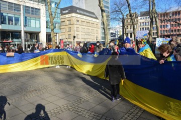 Köln, Neumarkt: Solidaritätskundgebung für die Ukraine <i>Bild 62516 Slawiczek</i><br><a href=/confor2/?bld=62516&pst=62493&aid=20>Download (Anfrage)</a>  /  <a href=/?page_id=62493#jig2>zur Galerie</a>