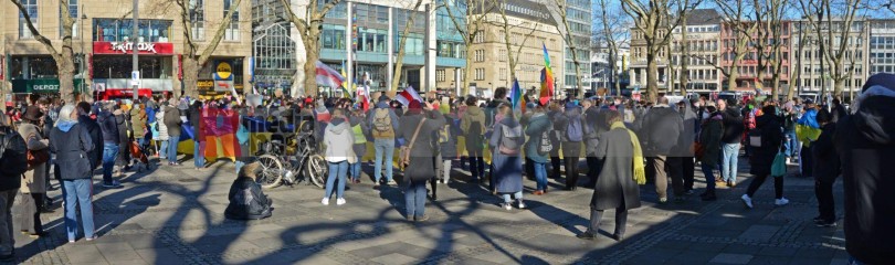 Köln, Neumarkt: Solidaritätskundgebung für die Ukraine <i>Bild 62517 Slawiczek</i><br><a href=/confor2/?bld=62517&pst=62493&aid=20>Download (Anfrage)</a>  /  <a href=/?page_id=62493#jig2>zur Galerie</a>