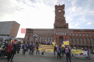 volksentscheid jetzt umsetzen - deutsche wohnen enteignen | Rudi Denner/R-mediabase / R-mediabase | <a href=/confor2/?bld=62335&t=d&pst=62313&aid=86&dc=0000&i1=Rudi%20Denner/R-mediabase%20/%20R-mediabase><strong>Download Bild 62335...</strong></a> |