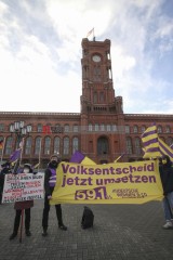 volksentscheid jetzt umsetzen - deutsche wohnen enteignen | Rudi Denner/R-mediabase / R-mediabase | <a href=/confor2/?bld=62336&t=d&pst=62313&aid=86&dc=0000&i1=Rudi%20Denner/R-mediabase%20/%20R-mediabase><strong>Download Bild 62336...</strong></a> |
