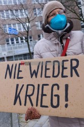 Friedenskundgebung in Düsseldorf gegen den Krieg in der Ukraine | Bildrechte Bitzel | <strong>Bild</strong> 62574  <a href=/confor/?bld=62574&pst=62569>anfragen</a> | <strong>Galerie</strong> 62569  <a href=/gezielte-bildersuche/?sk=62569>anzeigen</a>