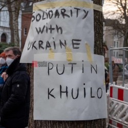 Gegen den Krieg Russlands in der Ukraine Solidarity with Ukraine - Putin Khuilo <i>Bild 62462 grueter/r-mediabase</i><br><a href=/confor2/?bld=62462&pst=62436&aid=575>Download (Anfrage)</a>  /  <a href=/?page_id=62436#jig2>zur Galerie</a>