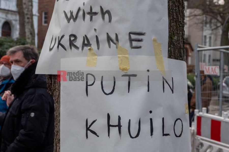 Gegen den Krieg Russlands in der Ukraine Solidarity with Ukraine - Putin Khuilo <i>Bild Ernst Wilhelm Grüter/R-mediabase</i> <br><a href=/confor2/?bld=62462&pst=62436&aid=575&i1=Ernst%20Wilhelm%20Grüter/R-mediabase>Download Bild 62462</a>  <br><a href=/?p=62436>Zum Beitrag 62436</a>