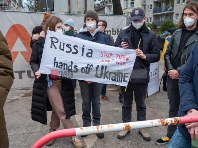 Gegen den Krieg Russlands in der Ukraine Russia hands off Ukraine <i>Bild 62472 Grueter</i><br><a href=/email-download/?bld=62472><strong>DirektDownload</strong></a>