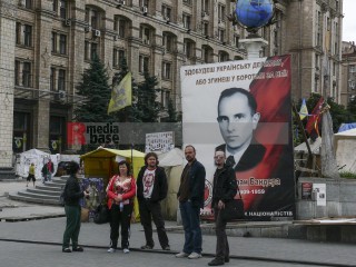 Stephan Bandera: 1909 - 1959
Text auf dem Plakat: Entweder den Ukrainischen Staat erkämpfen oder im Kampf dafür sterben!
Kongreß der ukrainischen Nationalisten | jovofoto / R-mediabase | <a href=/confor2/?bld=63137&t=d&pst=63135&aid=23&dc=0938&i1=jovofoto%20/%20R-mediabase><strong>Download Bild 63137...</strong></a>  |