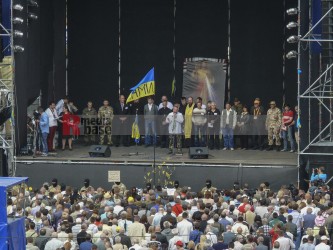 Am Sonntag um 12.00 Uhr: Zunächst die Nationalhymne, danach Agitation der 'Voilksversammlung'. Der Anspruch ist, daß sich dem Maidan die politischen Entscheidungen zu unterwerfen haben.Aktuell wird gefordert, daß der neu gewählte Bürgermeister von Kiew, W. Klitschko, sich der Maidan-Versammlung zu stellen habe, und Straßen umzubenennen seien. | Bildrechte jovofoto | <strong>Bild</strong> 63139  <a href=/confor/?bld=63139&pst=63135>anfragen</a> | <strong>Galerie</strong> 63135  <a href=/gezielte-bildersuche/?sk=63135>anzeigen</a>