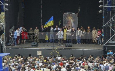 Am Sonntag um 12.00 Uhr: Zunächst die Nationalhymne, danach Agitation der 'Voilksversammlung'. Der Anspruch ist, daß sich dem Maidan die politischen Entscheidungen zu unterwerfen haben.Aktuell wird gefordert, daß der neu gewählte Bürgermeister von Kiew, W. Klitschko, sich der Maidan-Versammlung zu stellen habe, und Straßen umzubenennen seien. | Bildrechte  jovofoto | <strong>Bild</strong> 63139  <a href=/confor/?bld=63139&pst=63135>anfragen</a> | <strong>Galerie</strong> 63135  <a href=/gezielte-bildersuche/?sk=63135>anzeigen</a> | <strong>Beitrag</strong>  <a href=/?page_id=63135>anzeigen</a>