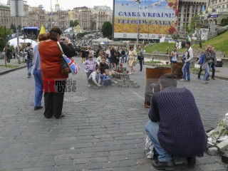 Ruhm der Ukraine! Ruhm den Helden!
Dieser Text auf der Umhüllung des Gewerkschaftsgebäudes ist inzwischen eine allgemeine Grußformel, sowohl im Parlament als auch auf dem Maidan.
Dem Ruf: Ruhm der Ukraine! folgt die Antwort: Ruhm den Helden! | jovofoto / R-mediabase | <a href=/confor2/?bld=63141&t=d&pst=63135&aid=23&dc=1040&i1=jovofoto%20/%20R-mediabase><strong>Download Bild 63141...</strong></a>  |