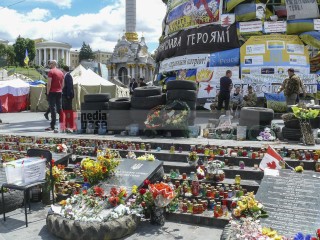 das schwarze Transparent: Ruhm den Helden!
das weiße Transparent: Philaret ist ein echter Patriot! | jovofoto / R-mediabase | <a href=/confor2/?bld=63145&t=d&pst=63135&aid=23&dc=0948&i1=jovofoto%20/%20R-mediabase><strong>Download Bild 63145...</strong></a>  |