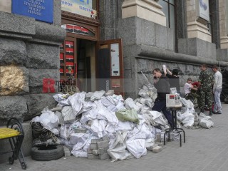 Eingang zum Quartier des Rechten Sektors im Gebäude der Hauptpost. | jovofoto / R-mediabase | <a href=/confor2/?bld=63146&t=d&pst=63135&aid=23&dc=1204&i1=jovofoto%20/%20R-mediabase><strong>Download Bild 63146...</strong></a>  |