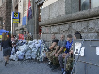 Eingang zum Quartier des Rechten Sektors im Gebäude der Hauptpost. | jovofoto / R-mediabase | <a href=/confor2/?bld=63147&t=d&pst=63135&aid=23&dc=1613&i1=jovofoto%20/%20R-mediabase><strong>Download Bild 63147...</strong></a>  |