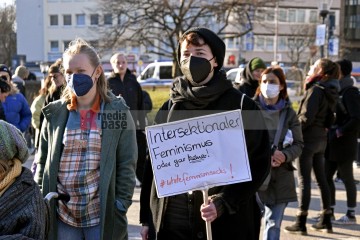 Kundgebung zum Weltfrauentag 2022 Kundgebung zum Weltfrauentag 2022 auf dem Ebertplatz in Köln. | broniszbarchive / R-mediabase | <a href=/confor2/?bld=63171&t=d&pst=63167&aid=641&dc=1645&i1=broniszbarchive%20/%20R-mediabase><strong>Download Bild 63171...</strong></a> |