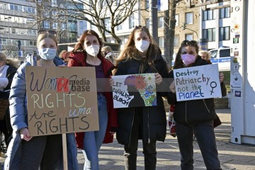 Kundgebung zum Weltfrauentag 2022 Kundgebung zum Weltfrauentag 2022 auf dem Ebertplatz in Köln. | broniszbarchive / R-mediabase | <a href=/confor2/?bld=63173&t=d&pst=63167&aid=641&dc=1646&i1=broniszbarchive%20/%20R-mediabase><strong>Download Bild 63173...</strong></a> |