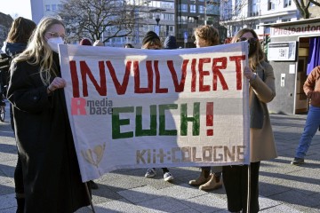 Kundgebung zum Weltfrauentag 2022 Kundgebung zum Weltfrauentag 2022 auf dem Ebertplatz in Köln. | broniszbarchive / R-mediabase | <a href=/confor2/?bld=63174&t=d&pst=63167&aid=641&dc=1654&i1=broniszbarchive%20/%20R-mediabase><strong>Download Bild 63174...</strong></a> |