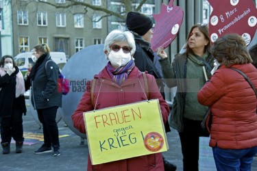 Kundgebung zum Weltfrauentag 2022 Kundgebung zum Weltfrauentag 2022 auf dem Ebertplatz in Köln. <i>Bild  63175 Bronisz</i> / <a href=/confor2/?bld=63175&pst=63167&aid=124><strong>Anfrage</strong> zu Bild</a> / 