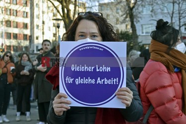 Kundgebung zum Weltfrauentag 2022 Kundgebung zum Weltfrauentag 2022 auf dem Ebertplatz in Köln. <i>Bild  63177 Bronisz</i> / <a href=/confor2/?bld=63177&pst=63167&aid=124><strong>Anfrage</strong> zu Bild</a> / 