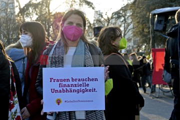 Kundgebung zum Weltfrauentag 2022 Kundgebung zum Weltfrauentag 2022 auf dem Ebertplatz in Köln. | broniszbarchive / R-mediabase | <a href=/confor2/?bld=63179&t=d&pst=63167&aid=641&dc=1707&i1=broniszbarchive%20/%20R-mediabase><strong>Download Bild 63179...</strong></a> |