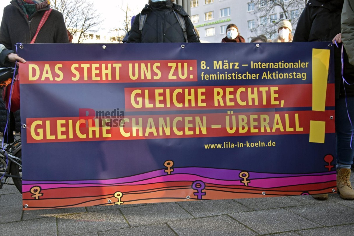 Kundgebung zum Weltfrauentag 2022 Kundgebung zum Weltfrauentag 2022 auf dem Ebertplatz in Köln. <i>Bild 63182 Bronisz</i><br>