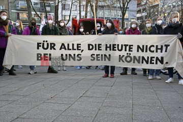 Kundgebung zum Weltfrauentag 2022 Kundgebung zum Weltfrauentag 2022 auf dem Ebertplatz in Köln. | broniszbarchive / R-mediabase | <a href=/confor2/?bld=63183&t=d&pst=63167&aid=641&dc=1715&i1=broniszbarchive%20/%20R-mediabase><strong>Download Bild 63183...</strong></a> |