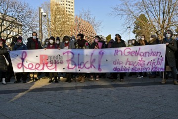 Kundgebung zum Weltfrauentag 2022 Kundgebung zum Weltfrauentag 2022 auf dem Ebertplatz in Köln. | broniszbarchive / R-mediabase | <a href=/confor2/?bld=63184&t=d&pst=63167&aid=641&dc=1715&i1=broniszbarchive%20/%20R-mediabase><strong>Download Bild 63184...</strong></a> |