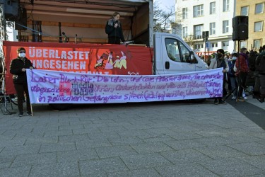 Kundgebung zum Weltfrauentag 2022 Kundgebung zum Weltfrauentag 2022 auf dem Ebertplatz in Köln. <i>Bild  63185 Bronisz</i> / <a href=/confor2/?bld=63185&pst=63167&aid=124><strong>Anfrage</strong> zu Bild</a> / 