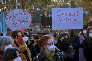 Kundgebung zum Weltfrauentag 2022 Kundgebung zum Weltfrauentag 2022 auf dem Ebertplatz in Köln. | broniszbarchive / R-mediabase | <a href=/confor2/?bld=63190&t=d&pst=63167&aid=641&dc=1720&i1=broniszbarchive%20/%20R-mediabase><strong>Download Bild 63190...</strong></a> |