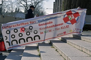 Petitionsübergabe an der Uni-Klinik Köln Petitionsübergabe von Ver.di an die Klinikleitung der Uni-Klinik Köln. | broniszbarchive / R-mediabase | <a href=/confor2/?bld=63213&t=d&pst=63210&aid=641&dc=1437&i1=broniszbarchive%20/%20R-mediabase><strong>Download Bild 63213...</strong></a>  |