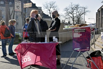 Petitionsübergabe an der Uni-Klinik Köln Petitionsübergabe von Ver.di an die Klinikleitung der Uni-Klinik Köln. | broniszbarchive / R-mediabase | <a href=/confor2/?bld=63214&t=d&pst=63210&aid=641&dc=1443&i1=broniszbarchive%20/%20R-mediabase><strong>Download Bild 63214...</strong></a>  |