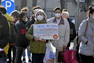 Petitionsübergabe an der Uni-Klinik Köln Petitionsübergabe von Ver.di an die Klinikleitung der Uni-Klinik Köln. | broniszbarchive / R-mediabase | <a href=/confor2/?bld=63216&t=d&pst=63210&aid=641&dc=1455&i1=broniszbarchive%20/%20R-mediabase><strong>Download Bild 63216...</strong></a>  |