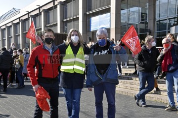 Petitionsübergabe an der Uni-Klinik Köln Petitionsübergabe von Ver.di an die Klinikleitung der Uni-Klinik Köln. | broniszbarchive / R-mediabase | <a href=/confor2/?bld=63217&t=d&pst=63210&aid=641&dc=1500&i1=broniszbarchive%20/%20R-mediabase><strong>Download Bild 63217...</strong></a>  |