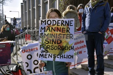 Petitionsübergabe an der Uni-Klinik Köln Petitionsübergabe von Ver.di an die Klinikleitung der Uni-Klinik Köln. | broniszbarchive / R-mediabase | <a href=/confor2/?bld=63220&t=d&pst=63210&aid=641&dc=1506&i1=broniszbarchive%20/%20R-mediabase><strong>Download Bild 63220...</strong></a>  |